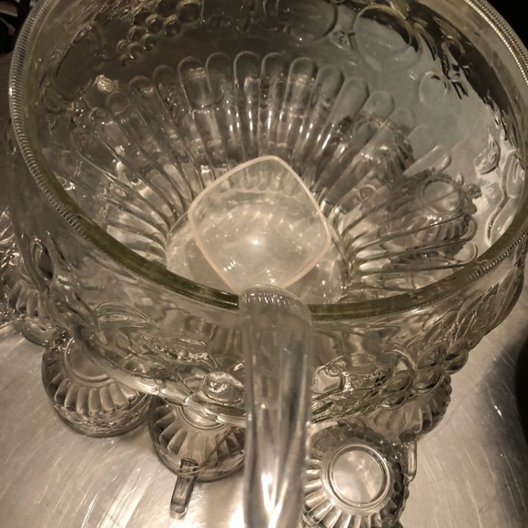 3486 VTG Punch Bowl Large Clear Glass Fruit Pattern  12 Cups 1 Plastic Ladle - Picture 2 of 13